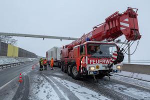 Kran Krems bei Lkw-Bergung auf der S5 im Einsatz