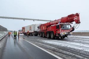 Kran Krems bei Lkw-Bergung auf der S5 im Einsatz