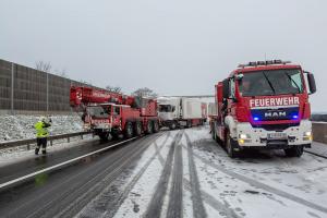 Kranfahrzeug nach Lkw-Unfall auf der S5 im Einsatz