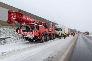 Kran Krems bei Lkw-Bergung auf der S5 im Einsatz