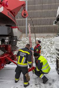 Kran Krems bei Lkw-Bergung auf der S5 im Einsatz