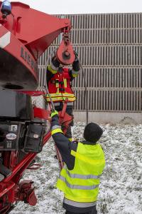 Kran Krems bei Lkw-Bergung auf der S5 im Einsatz