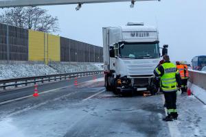 Kran Krems bei Lkw-Bergung auf der S5 im Einsatz