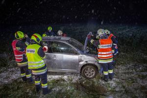 Verkehrsunfall auf der schneeglatten L45 - Fahrzeug kommt seitlich zum liegen