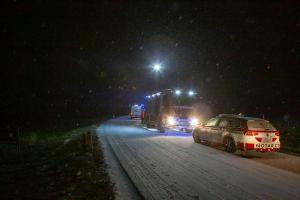 Verkehrsunfall auf der schneeglatten L45 - Fahrzeug kommt seitlich zum liegen