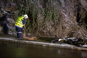 Sportwagen prallt auf der L73 in Rehberg gegen eine Felswand