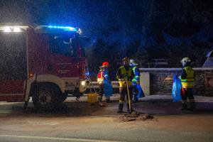 Sportwagen prallt auf der L73 in Rehberg gegen eine Felswand