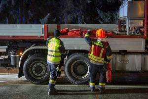 Sportwagen prallt auf der L73 in Rehberg gegen eine Felswand