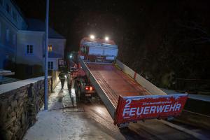 Sportwagen prallt auf der L73 in Rehberg gegen eine Felswand