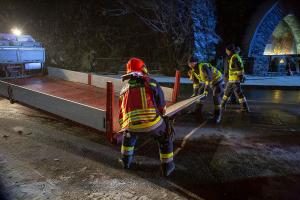 Sportwagen prallt auf der L73 in Rehberg gegen eine Felswand