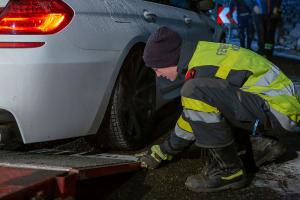 Sportwagen prallt auf der L73 in Rehberg gegen eine Felswand