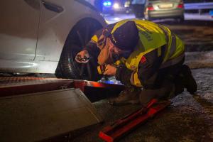 Sportwagen prallt auf der L73 in Rehberg gegen eine Felswand