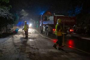 Sportwagen prallt auf der L73 in Rehberg gegen eine Felswand