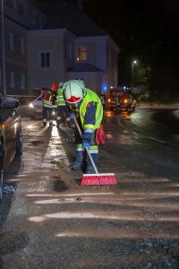 Sportwagen prallt auf der L73 in Rehberg gegen eine Felswand