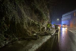 Sportwagen prallt auf der L73 in Rehberg gegen eine Felswand