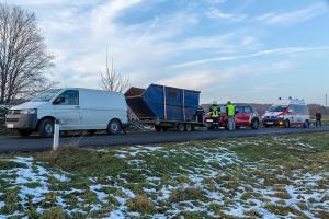 Durch tiefstehende Sonne geblendet - Pkw prallt gegen einen Anhänger