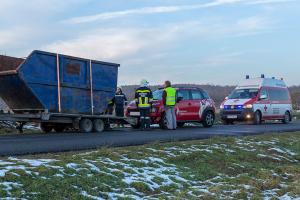 Durch tiefstehende Sonne geblendet - Pkw prallt gegen einen Anhänger