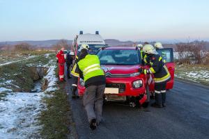 Durch tiefstehende Sonne geblendet - Pkw prallt gegen einen Anhänger