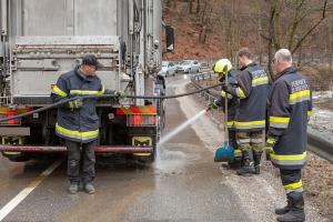 Lkw steckt im Bankett neben der L73 fest