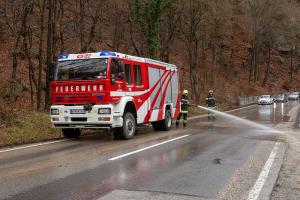 Lkw steckt im Bankett neben der L73 fest