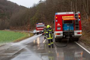 Lkw steckt im Bankett neben der L73 fest