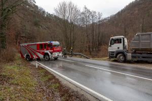 Lkw steckt im Bankett neben der L73 fest