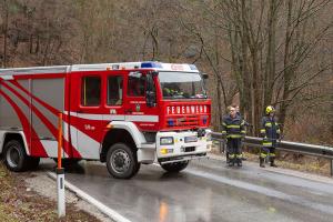 Lkw steckt im Bankett neben der L73 fest