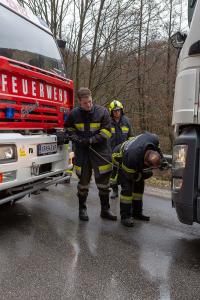 Lkw steckt im Bankett neben der L73 fest