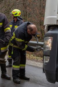 Lkw steckt im Bankett neben der L73 fest