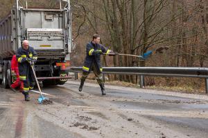 Lkw steckt im Bankett neben der L73 fest