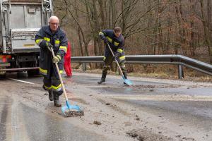 Lkw steckt im Bankett neben der L73 fest