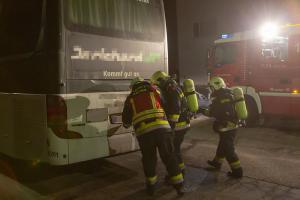 Ersthelfer löschen Entstehungsbrand an einem abgestellten Autobus