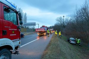 Pkw landet seitlich liegend im Straßengraben neben der B37a