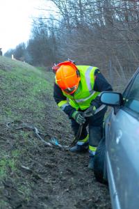 Pkw landet seitlich liegend im Straßengraben neben der B37a