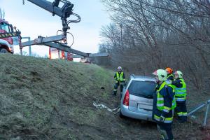 Pkw landet seitlich liegend im Straßengraben neben der B37a