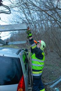 Pkw landet seitlich liegend im Straßengraben neben der B37a