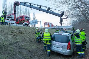 Pkw landet seitlich liegend im Straßengraben neben der B37a