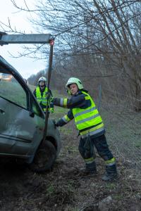 Pkw landet seitlich liegend im Straßengraben neben der B37a