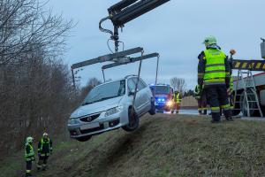 Pkw landet seitlich liegend im Straßengraben neben der B37a