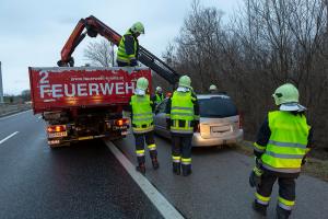 Pkw landet seitlich liegend im Straßengraben neben der B37a