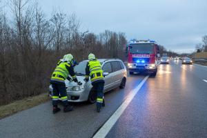 Pkw landet seitlich liegend im Straßengraben neben der B37a