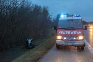 Pkw landet seitlich liegend im Straßengraben neben der B37a