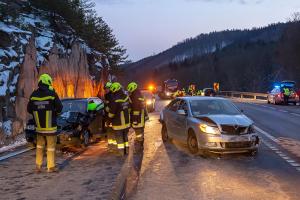 Vier Fahrzeuge bei einem Unfall auf der B37 beteiligt