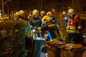 Rauchende Mülltonne - Anrainer verständigen die Feuerwehr