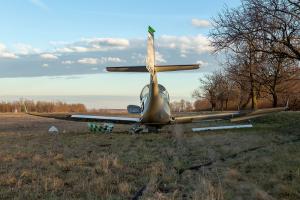 Kleinflugzeug bei der Landung von einer Windböe erfasst und verunfallt