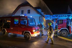 Nächtlicher Wohnhausbrand in Theis fordert vier Feuerwehren