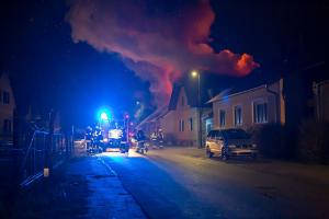 Nächtlicher Wohnhausbrand in Theis fordert vier Feuerwehren