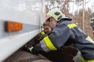 Kranfahrzeug der Feuerwehr Krems bei einer Lkw-Bergung in Raabs im Einsatz