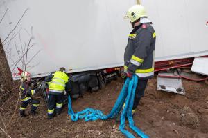Kranfahrzeug der Feuerwehr Krems bei einer Lkw-Bergung in Raabs im Einsatz