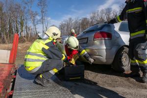 Eingeklemmte Person von der Feuerwehr aus Fahrzeugwrack befreit